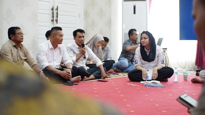 Bupati Dharmasraya Annisa Suci Ramadhani duduk santai bersila saat berdialog dengan para wali nagari